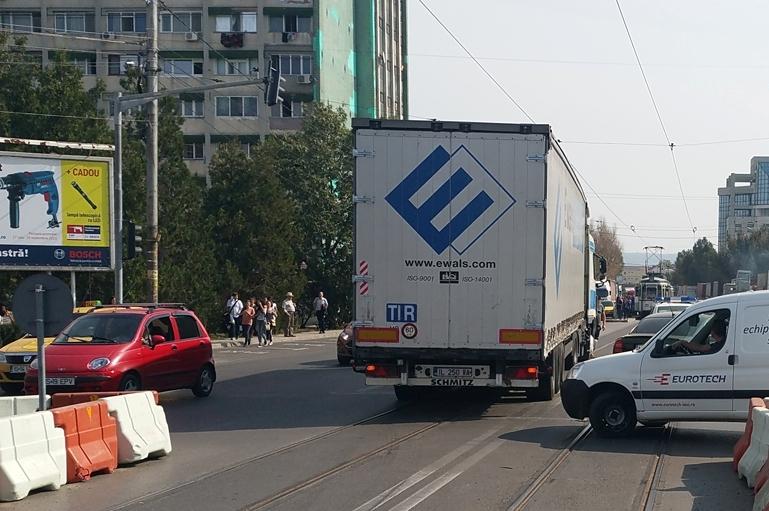 Canicula &bdquo;paralizează&rdquo; Rom&acirc;nia a propriu! Circulația autovehiculelor mari, restricționată joi, &icirc;ntre 12:00 și 20:00, &icirc;n 15 județe, din cauza caniculei