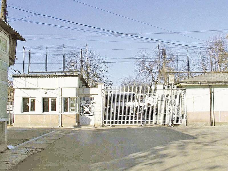 Alertă! Un deținut periculos a evadat de la Penitenciarul Poarta Albă. Dacă aveți informații, mergeți la cea mai apropiată unitate de poliţie sau sunați de urgență la 112
