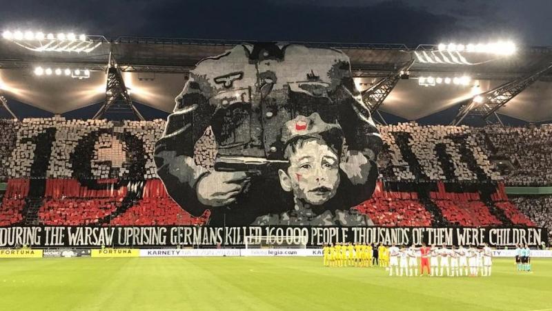FOTO: Cea mai DURĂ coregrafie văzută vreodată pe un stadion de fotbal! Copil cu pistolul la tâmplă în galerie Legiei Varşovia
