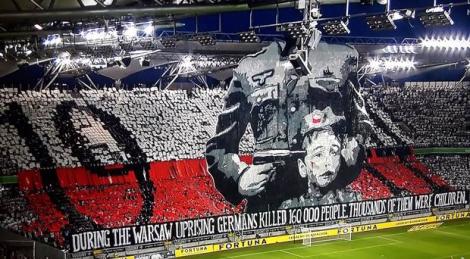 FOTO: Cea mai DURĂ coregrafie văzută vreodată pe un stadion de fotbal! Copil cu pistolul la tâmplă în galerie Legiei Varşovia