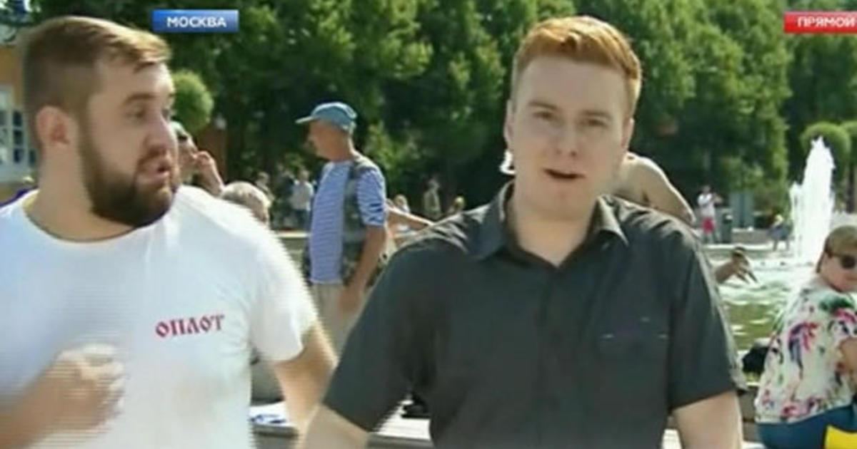 Un reporter a trăit șocul vieții sale atunci c&acirc;nd un trecător l-a atacat, chiar &icirc;n timp ce transmitea știrile! Imaginile sunt virale &icirc;n toată lumea!