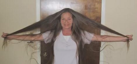 Femeia aceasta nu s-a mai tuns de 30 de ani și părul a ajuns să aibă peste un metru lungime! Cum arată după ce stiliștii au transformat-o complet
