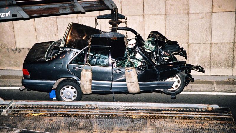 Galerie foto şocantă. Imagini cutremurătoare cu maşina în care a murit Prinţesa Diana! Autoturismul 