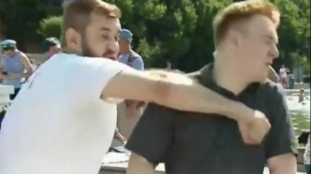 Telespectatorii au crezut că nu văd bine! Un jurnalist a fost lovit cu pumnul &icirc;n timp ce se afla &icirc;n direct!