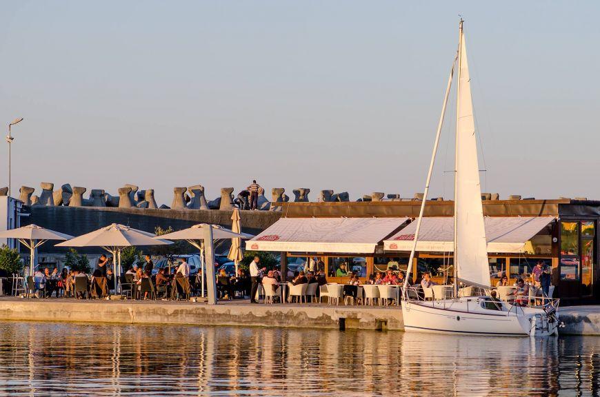 Incendiu pe litoral! Una dintre terasele din Portul turistic Tomis a luat foc: Barul s-a umplu de fum negru și &icirc;necăcios