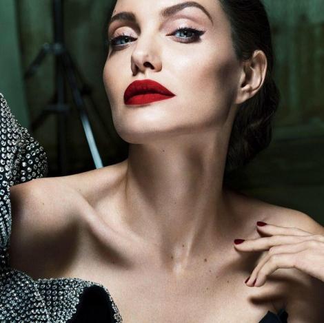 Fotografiile din reviste ne arată o Angelina Jolie superbă! Imaginile cutremurătoare surprinse de paparazzi, însă, şochează lumea întreagă: “Are doar 43 de kilograme şi pare stinsă”