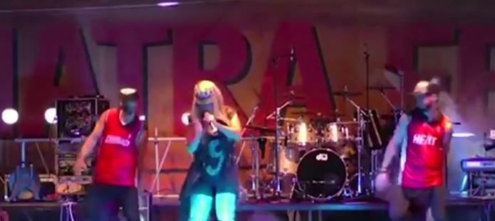 Momente de panică la concertul Andei Adam! Fanii au &icirc;nceput să arunce cu porumb pe scenă!