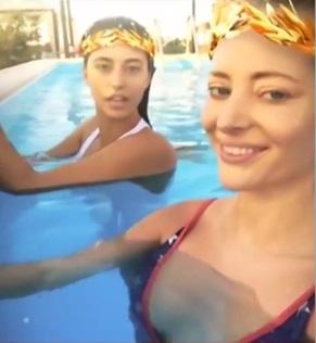 Delia a chemat-o pe Antonia &icirc;n vizită și divele au făcut show fierbinte &icirc;n piscină! Ce trupuri și ce priveliște!