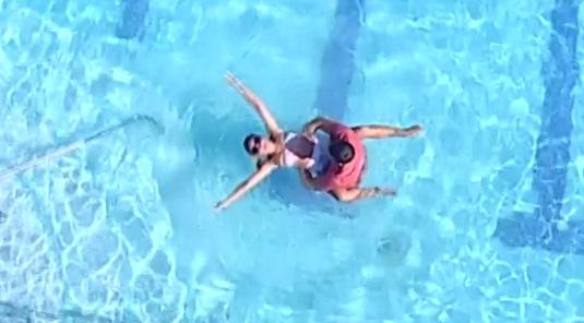 Atingeri sexy și dans lasciv, mai ceva ca-n &bdquo;Fifty Shades of Grey&rdquo;! Botezatu s-a aruncat &icirc;n piscină și a făcut show cu colega de platou