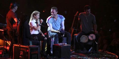 Varianta pe care o vei pune pe REPEAT! Shakira şi Chris Martin cântă LIVE super piesa "Chantaje"