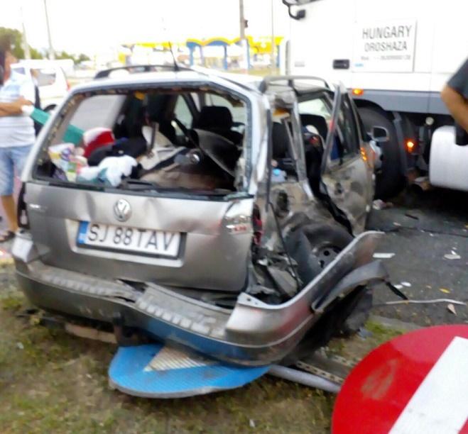 O nouă tragedie pe șosele! Un autoturism s-a ciocnit violent de un autocar, &icirc;n Giurgiu: Copil proiectat prin luneta maşinii