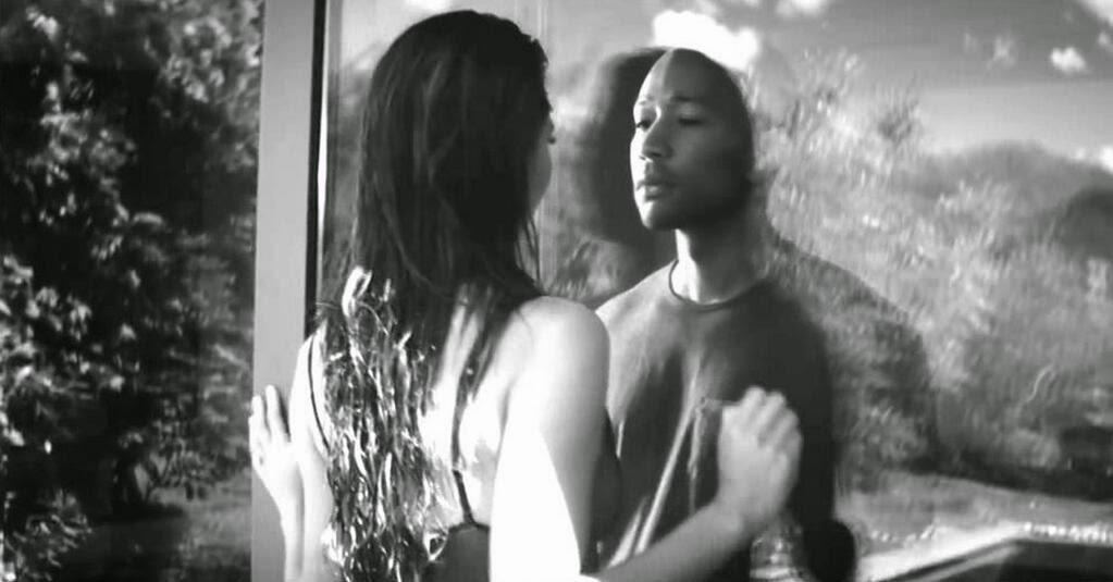 John Legend te-a cucerit cu piesa „All of Me”, dar stai să vezi cine l-a cucerit pe el! Artistul are o splendoare de soție!