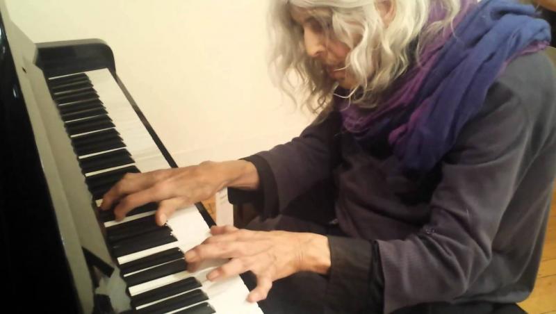 Video cu piele de găină! O bătrânică de 80 de ani cântă dumnezeieşte la pian: “Şi-a pierdut ambele fete, trăieşte pe stradă şi a scris cea mai tristă melodie de pe pământ”