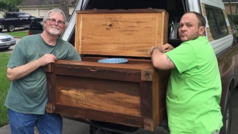 Un bărbat și-a cumpărat un dulap vechi, dar a trăit un adevărat șoc atunci când a văzut ce se află într-unul dintre sertare!