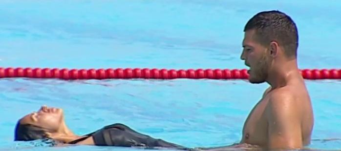 Botezatu și Raluca Dumitru, show fierbinte &icirc;n piscină! Spiritele s-au aprins pe versurile &bdquo;Dulce, dulce, p&acirc;nă la s&acirc;nge&rdquo;!