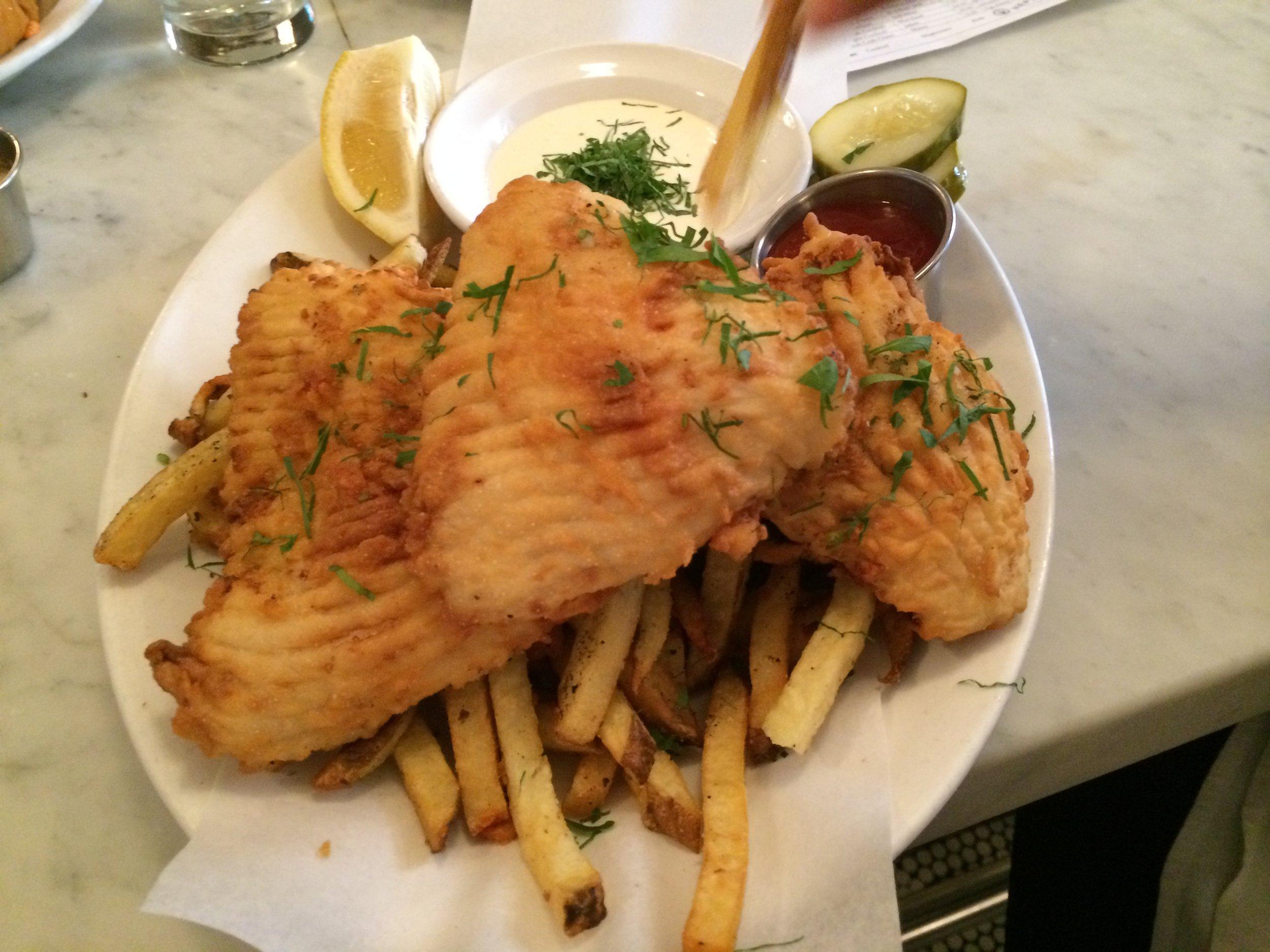 Un turist din Mamaia a avut o surpriză dezgustătoare! Ce a găsit &icirc;n farfuria pe care tocmai o comandase