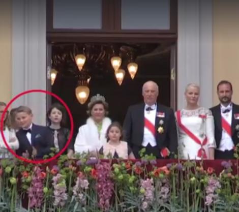 Imaginile care au făcut înconjurul lumii. Ce face prințul norvegian, în timpul unei ceremonii regale. Internauții au râs cu lacrimi: "A vrut să impresioneze fetele. Se poartă ca orice copil de vârsta lui"