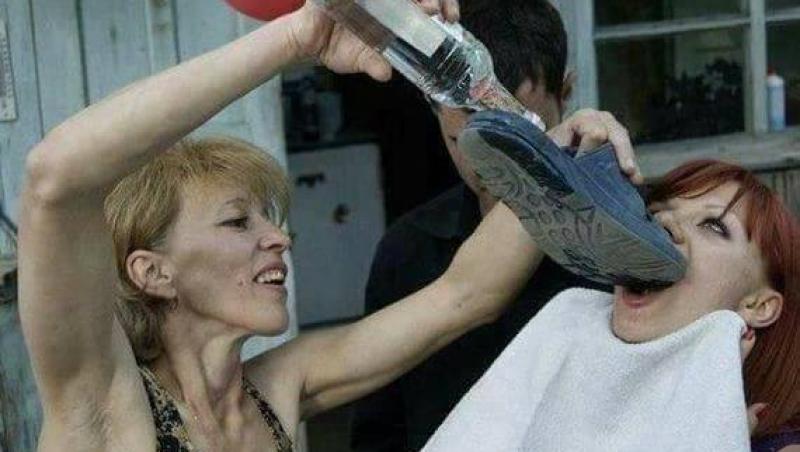 Rusoaicele, greu de întrecut...în prostie! S-au fotografiat în ipostaze jenante, iar imaginile au devenit virale!