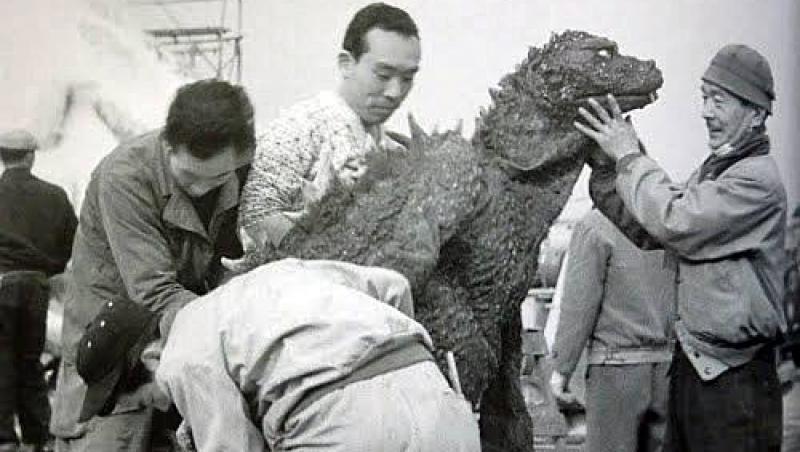 Costumul purtat la filmări era din bambus și latex și cântărea 100 de kilograme. Primul interpret al personajului Godzilla a murit la vârsta de 88 de ani