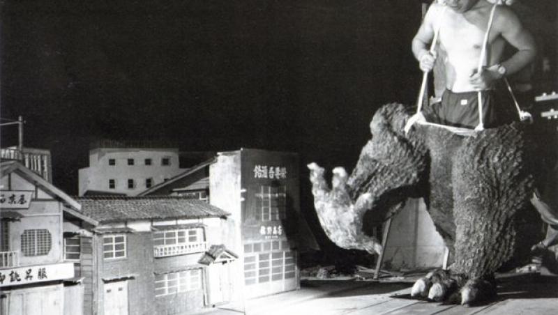 Costumul purtat la filmări era din bambus și latex și cântărea 100 de kilograme. Primul interpret al personajului Godzilla a murit la vârsta de 88 de ani