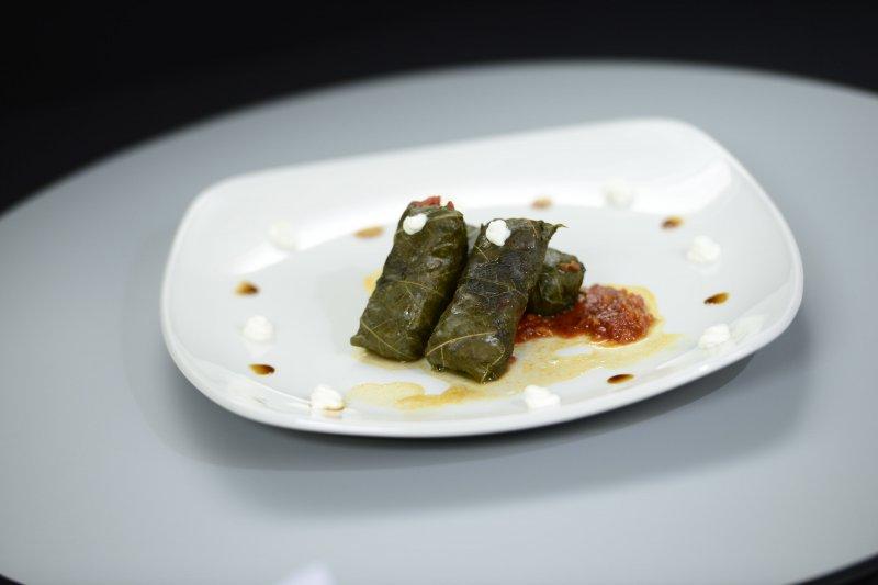 Sarmale &icirc;n foi de viță reinterpretate &icirc;n stil asiatic, o rețetă de care te vei &icirc;ndrăgosti