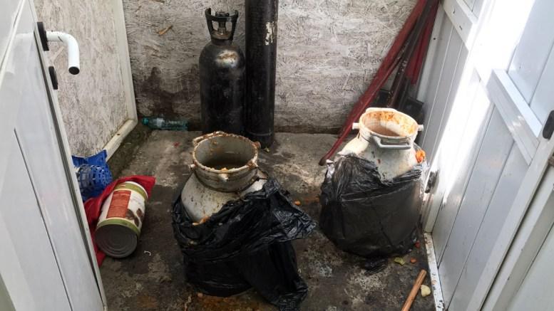 Ai m&acirc;ncat și tu la această terasă din Eforie Sud? Nu știi la ce risc te-ai expus: "Am găsit produse gătite &icirc;ntr-o bucătărie de vară, pe caldar&acirc;m, sub cerul liber"