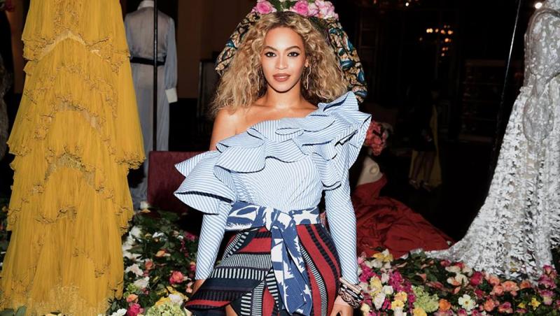 Beyonce, aspru criticată, după ce a fost văzută savurând un pahar de vin. Artista încă îi alăptează la sân pe cei doi micuți ai săi