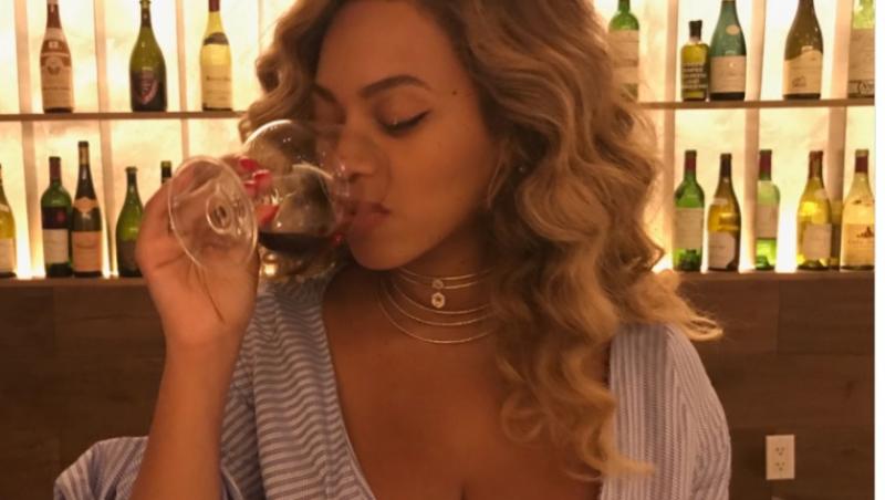 Beyonce, gest șocant! Fanii sunt contrariați că... proaspăta mămică bea alcool în timp ce alăptează