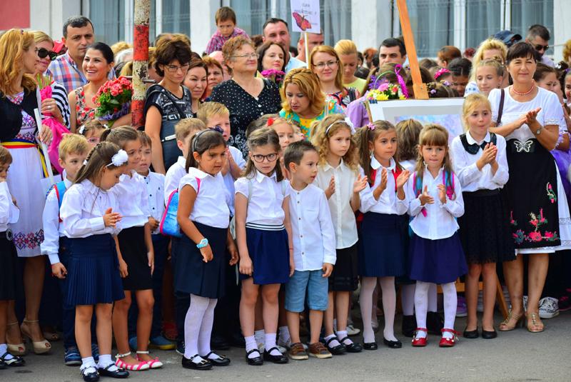 Se schimbă LEGEA EDUCAȚIEI! Ministrul vrea să se renunțe complet la temele de vacanță