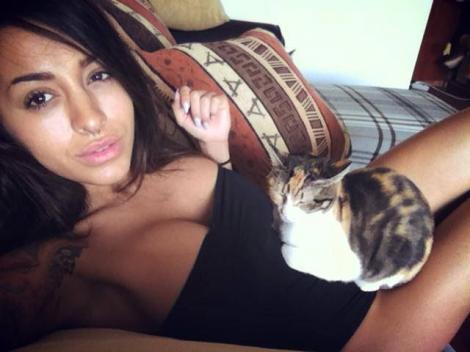 RUBY, fosta concurentă de la „Te cunosc de undeva”, complimentată de fani după ultimul hit lansat: „Minunată și sexy! Cum spune Ruby "ce mă fac eu acum?", că m-am îndrăgostit de melodie!”