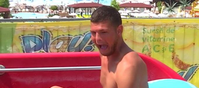 Botezatu a pățit-o rău de la tot la piscină! Simpaticul prezentator i-a făcut pe toți să r&acirc;dă cu lacrimi!