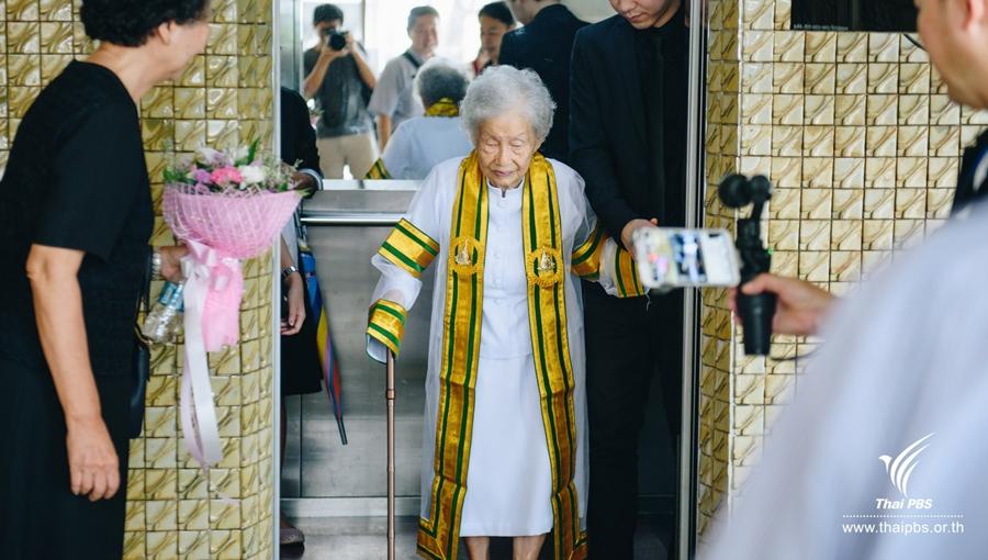 La 91, o bunicuță  &icirc;n baston a devenit cea mai v&acirc;rstnică persoană care a absolvit o universitate : "A fost &icirc;ntotdeauna visul meu de a-mi continua studiile!"