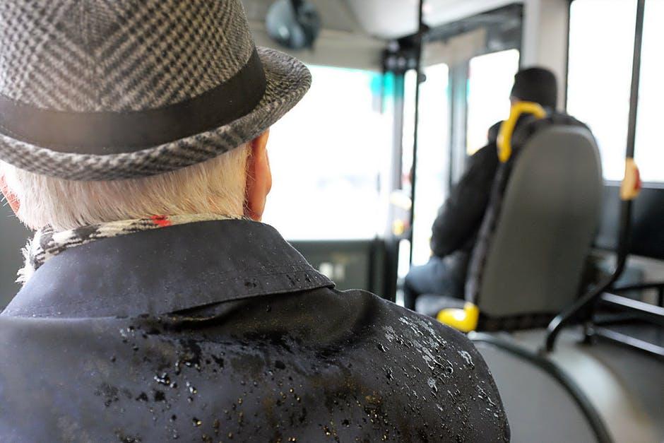 Gest revoltător! Un bărbat de 60 de ani a &icirc;nfipt mai multe scobitori &icirc;ntr-un scaun de autobuz: "Ia priviți ce era să pățesc! Slavă Domnului că m-am uitat bine &icirc;nainte să mă așez"