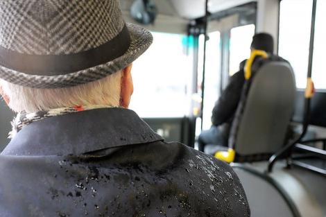 Gest revoltător! Un bărbat de 60 de ani a înfipt mai multe scobitori într-un scaun de autobuz: "Ia priviți ce era să pățesc! Slavă Domnului că m-am uitat bine înainte să mă așez"