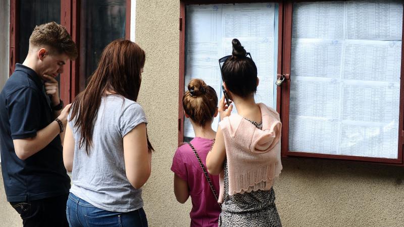 Elevii care au obţinut media 10 la evaluarea naţională şi Bacaluareat, recompensați &icirc;n bani. Ce sumă vor primi din partea Ministerului Educației