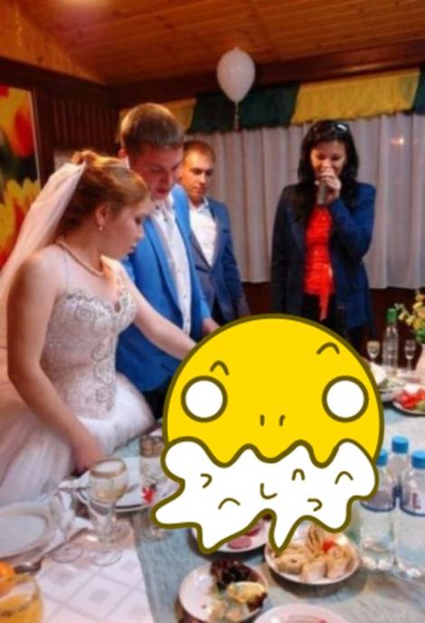 N-ai văzut în viaţa ta aşa ceva! Ce au decis să scrie pe tortul de la nuntă nişte miri. Invitaţilor nu le-a venit să creadă!
