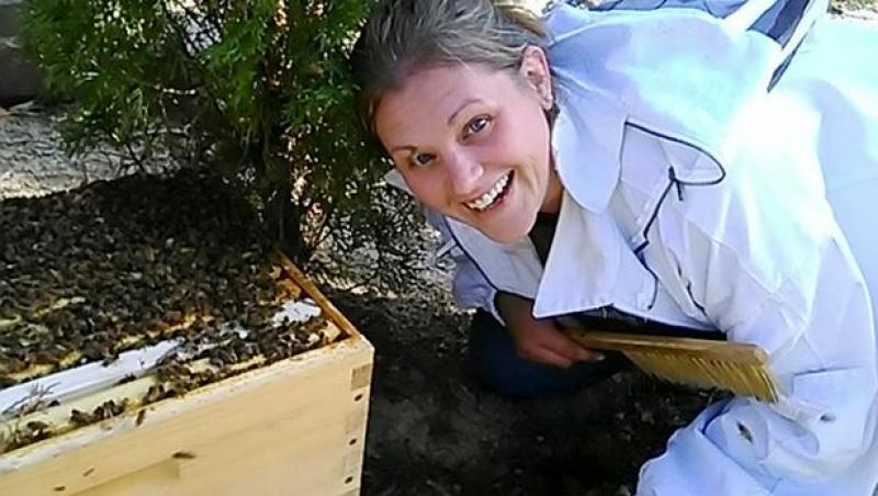 O femeie însărcinată a lăsat un roi de albine să se aşeze pe burta ei. Motivul i-a şocat pe internauţi!