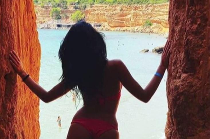 Femeia asta &icirc;ți taie răsuflarea! Ea este bunăciunea care face ravagii pe Instagram! La soare te poți uita, dar la d&acirc;nsa ba!