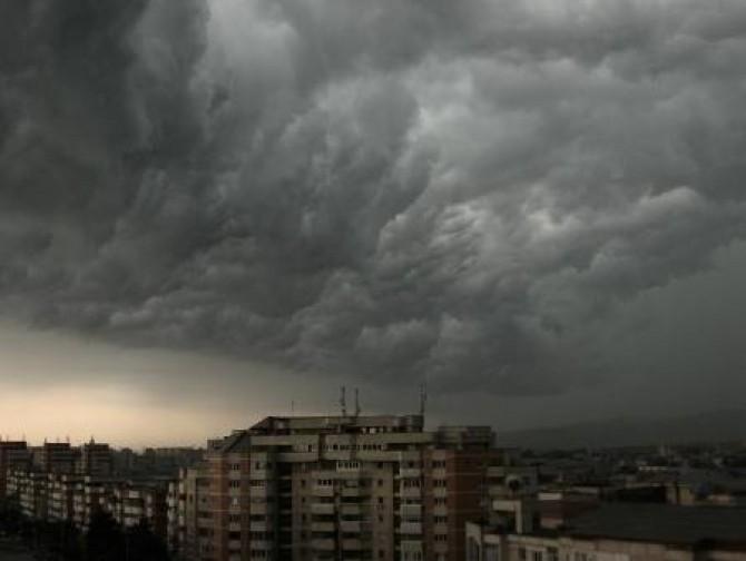 Alertă METEO! Vremea o ia razna. Urmează VIJELII periculoase, grindină şi ploi torenţiale