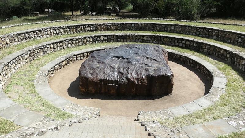 Miracolul meteoritului Hoba. Deși are 60 de tone, nu a cauzat niciun crater la impactul cu Pământul! Hoții l-au pilit, pentru a-i fura nichelul!