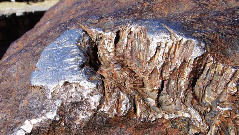 Miracolul meteoritului Hoba. Deși are 60 de tone, nu a cauzat niciun crater la impactul cu Pământul! Hoții l-au pilit, pentru a-i fura nichelul!