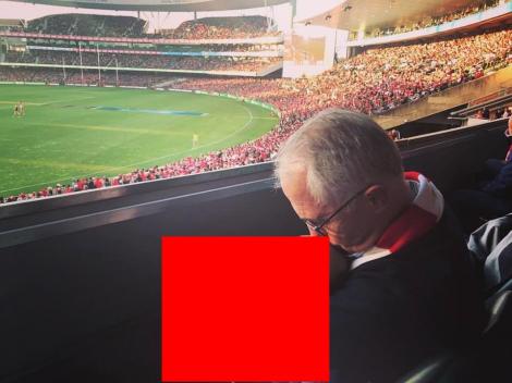 Fotografia care a stârnit NEBUNIE pe Facebook. Ce făcea acest domn politician în tribunele unui stadion!