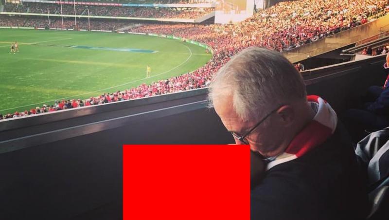 Fotografia care a stârnit NEBUNIE pe Facebook. Ce făcea acest domn politician în tribunele unui stadion!
