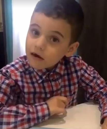 Un clip devenit viral! Un pui de rom&acirc;n de numai șapte anișori, elev &icirc;n clasa I, dă de păm&acirc;nt cu autorii de manuale: &rdquo;Răsfoind Abecedarul, am găsit c&acirc;teva greșeli &icirc;ntr-o singură imagine!&rdquo;