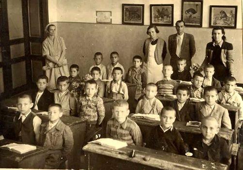 Fotografia care te va impresiona și pe tine! Cum se făcea școală &icirc;n Rom&acirc;nia acum 70 de ani, după război: &rdquo;Lipsuri nenumărate, dar &icirc;nvățătoarea Florica uita&nbsp;de ele și ne insufla&nbsp;abc-ul cunoașterii!&rdquo;