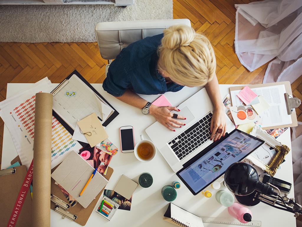 Angajații se vor lupta cu o modificare adusă Codului Muncii: pontajul la locul de muncă