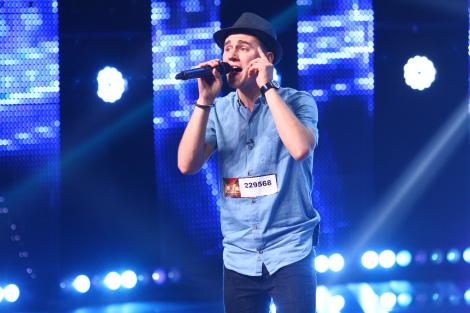 Românul care a făcut senzație pe străzile din Liverpool, susținut de englezi la X Factor