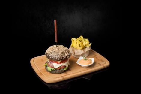 Black Burger: rețetă inedită semnată de Giovanni Popic, fostul finalist ,,Chefi la Cuțite”