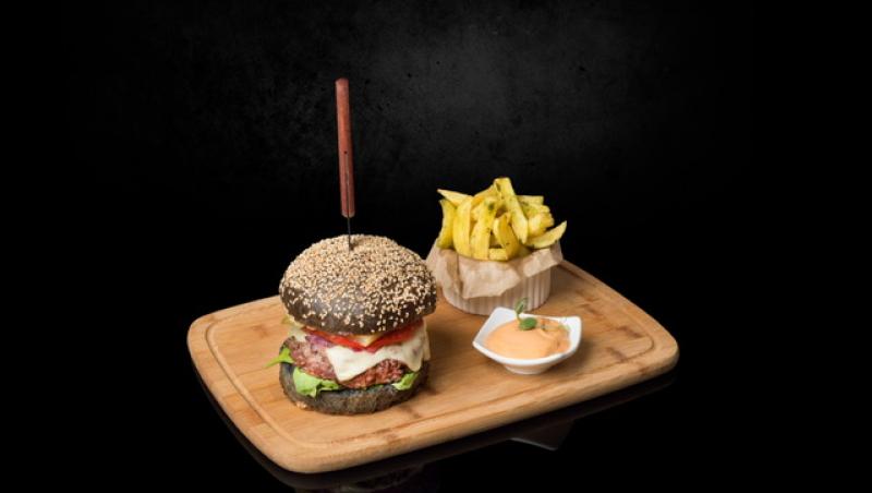 Black Burger: rețetă inedită semnată de Giovanni Popic, fostul finalist ,,Chefi la Cuțite”