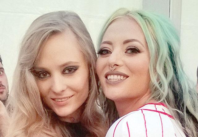 Video adorabil. Delia nu s-a putut abţine şi a arătat-o tuturor pe sora sa cu burtică. "Să filmăm gravida, să filmăm gravida"